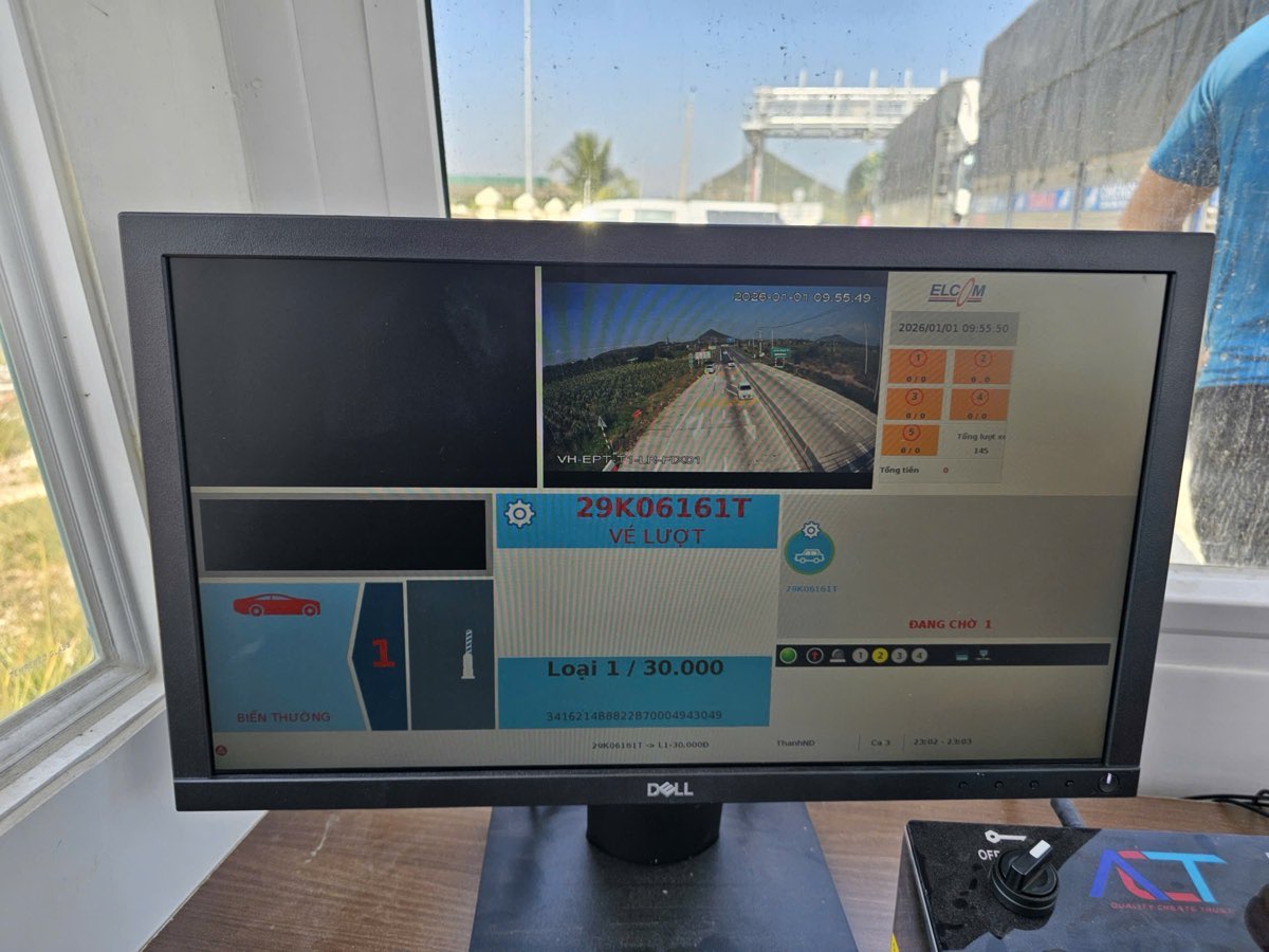 Màn hình hiển thị mức thu phí khi phương tiện qua trạm. Ảnh: Phạm Duy