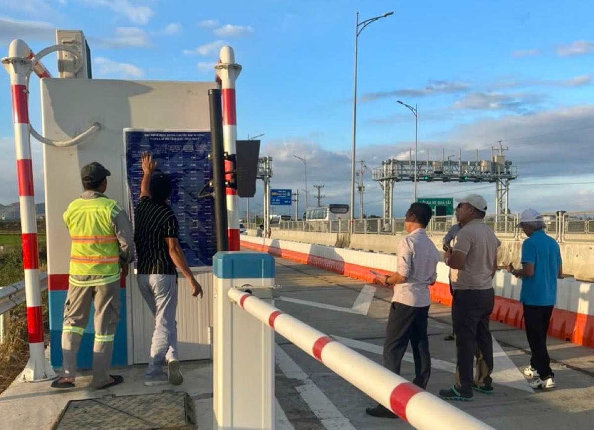 Dán bảng mức phí tại trạm thu phí ở lối ra cao tốc. Ảnh: Duy Tuấn