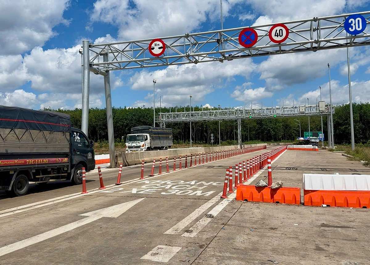 Một lối ra trên cao tốc Phan Thiết - Dầu Giây. Ảnh: Phạm Duy