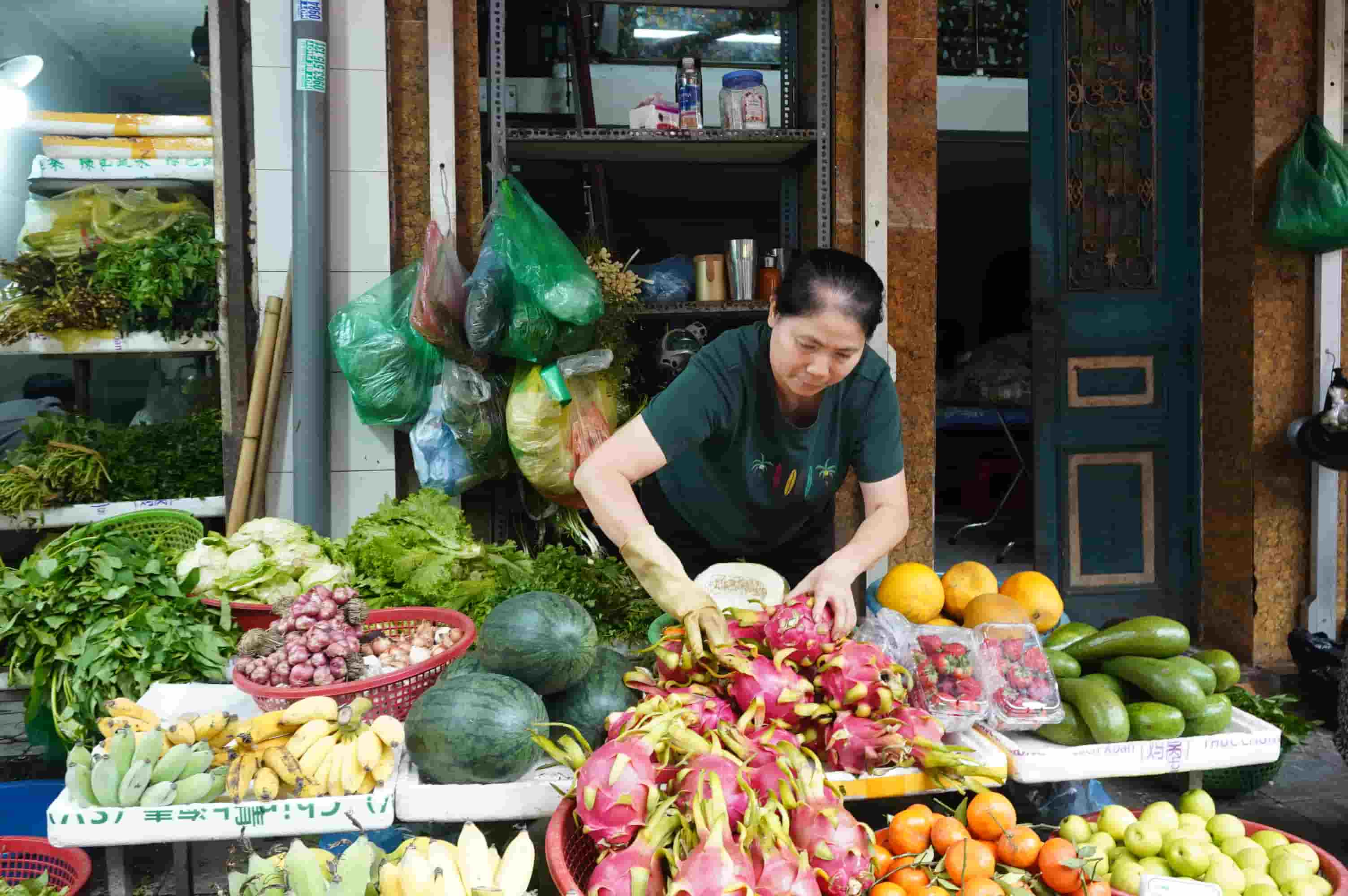 Traders said that the price of fruits is stable, bananas attract customers near the full moon of the first lunar month. Photo: Huyen Anh