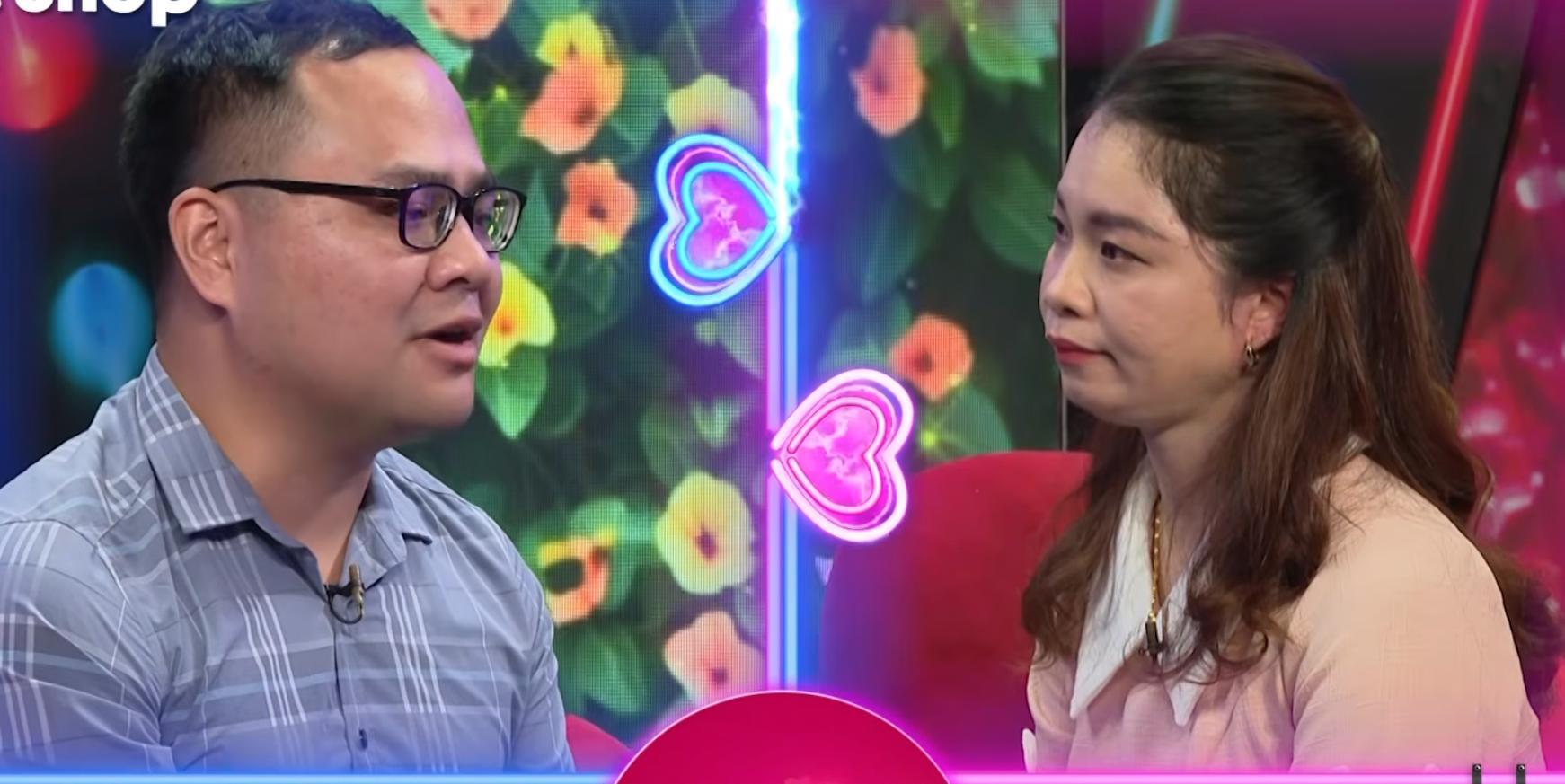 Male engineer presses the button to choose single mother. Photo: MCV Unit.