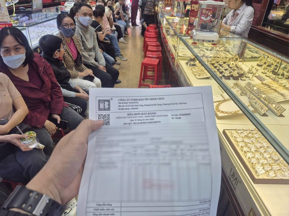 Theo ghi nhận, một cửa hàng vàng trên phố Trần Nhân Tông (Hà Nội) thông báo giới hạn mỗi khách chỉ được mua tối đa 1 lượng vàng nhằm đảm bảo nguồn cung và tránh quá tải.