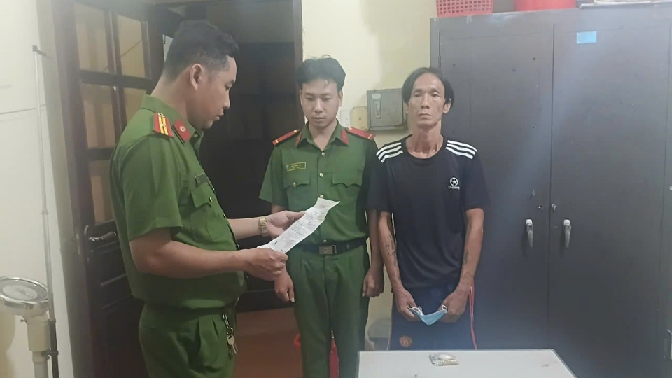 Bị can Triệu Quang Vũ tại cơ quan điều tra trong vụ cướp dây chuyền ở xã Phú Quới, tỉnh Vĩnh Long. Ảnh: Hoàng Lộc