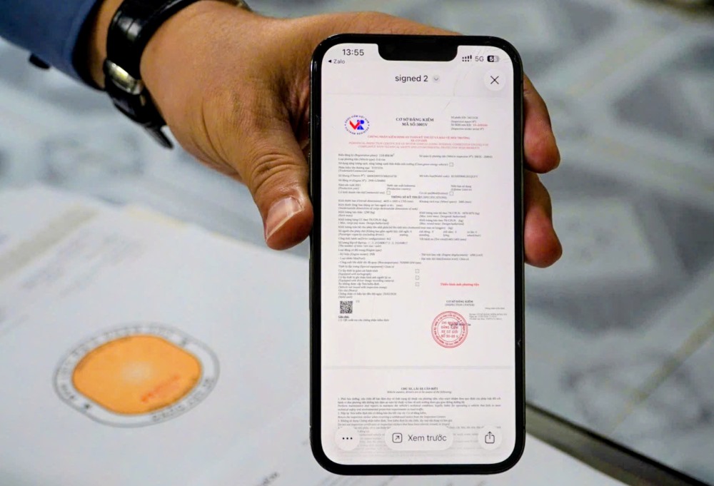 Giấy chứng nhận kiểm định bản giấy truyền thống (ở trên) và bản điện tử mới (ở dưới). Ảnh: Thái Bảo