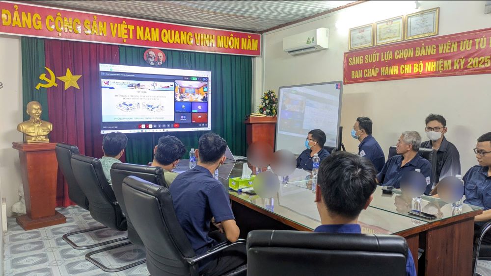 Các đăng kiểm viên liên tục thực hành thao tác đo khí thải trên phương tiện thực tế dưới sự hướng dẫn của cán bộ Cục Đăng kiểm nhằm rà soát quy trình trước “giờ G