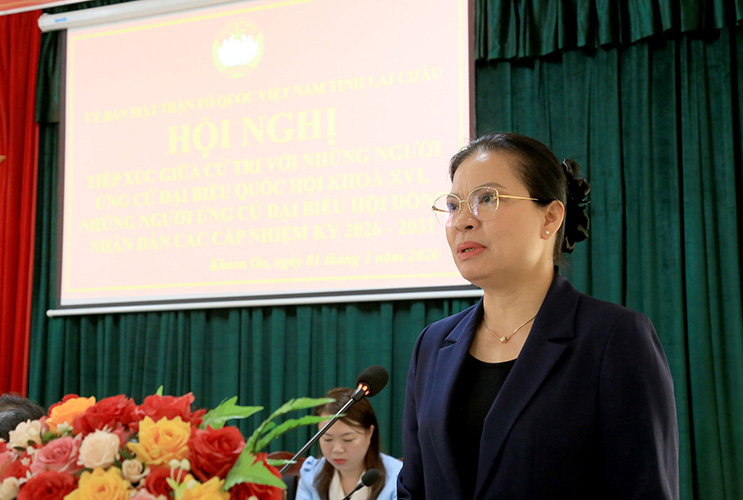 Ms. Ha Thi Nga - Vice Chairwoman, Secretary General of the Central Committee of the Vietnam Fatherland Front presents the action program at the conference. Photo: Lai Chau Newspaper