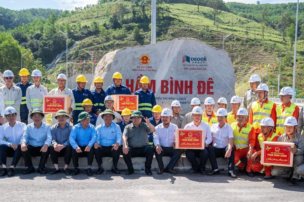 Thủ tướng Chính phủ tặng quà cho chủ đầu tư, đơn vị thi công. Ảnh: TĐ Đèo Cả