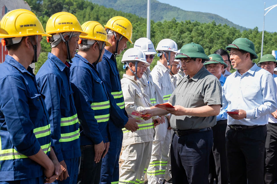Thủ tướng Chính phủ lì xì đầu năm mới cho công nhân tại Dự án thành phần cao tốc Quảng Ngãi - Hoài Nhơn. Ảnh: TĐ Đèo Cả