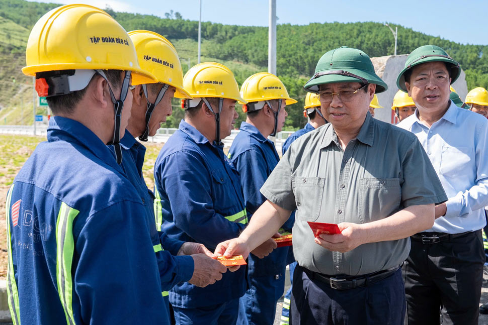 Thủ tướng Chính phủ cùng Đoàn công tác động viên tinh thần cho các công nhân thi công dự án. Ảnh: TĐ Đèo Cả