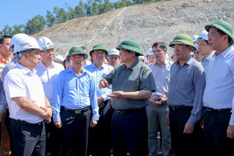 Prime Minister Pham Minh Chinh inspects the site of the Quang Ngai - Hoai Nhon expressway component project. Photo: Deo Ca Newspaper
