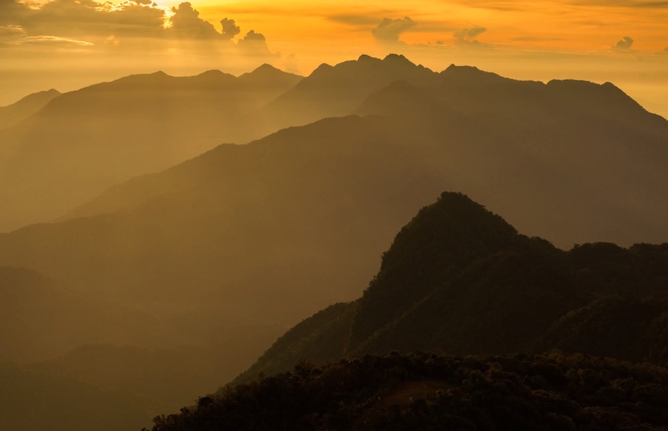 មើលពីខាងលើ កំពូលភ្នំបាចម៉ា ជាកន្លែងដែលជួរភ្នំរយៈកម្ពស់មធ្យម និងរយៈកម្ពស់ខ្ពស់លើសពី 1,700 ម៉ែត្រជួបគ្នា ត្រូវបានកំណត់លក្ខណៈដោយពពកភ្នំដែលវិលជុំវិញ ដែលបង្កើតបានជាសម្រស់ដ៏ពិសេស និងបរិសុទ្ធ។