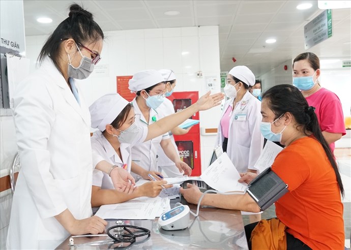 Medical staff provide advice and reproductive health check-ups for workers. Photo: Anh Khoa