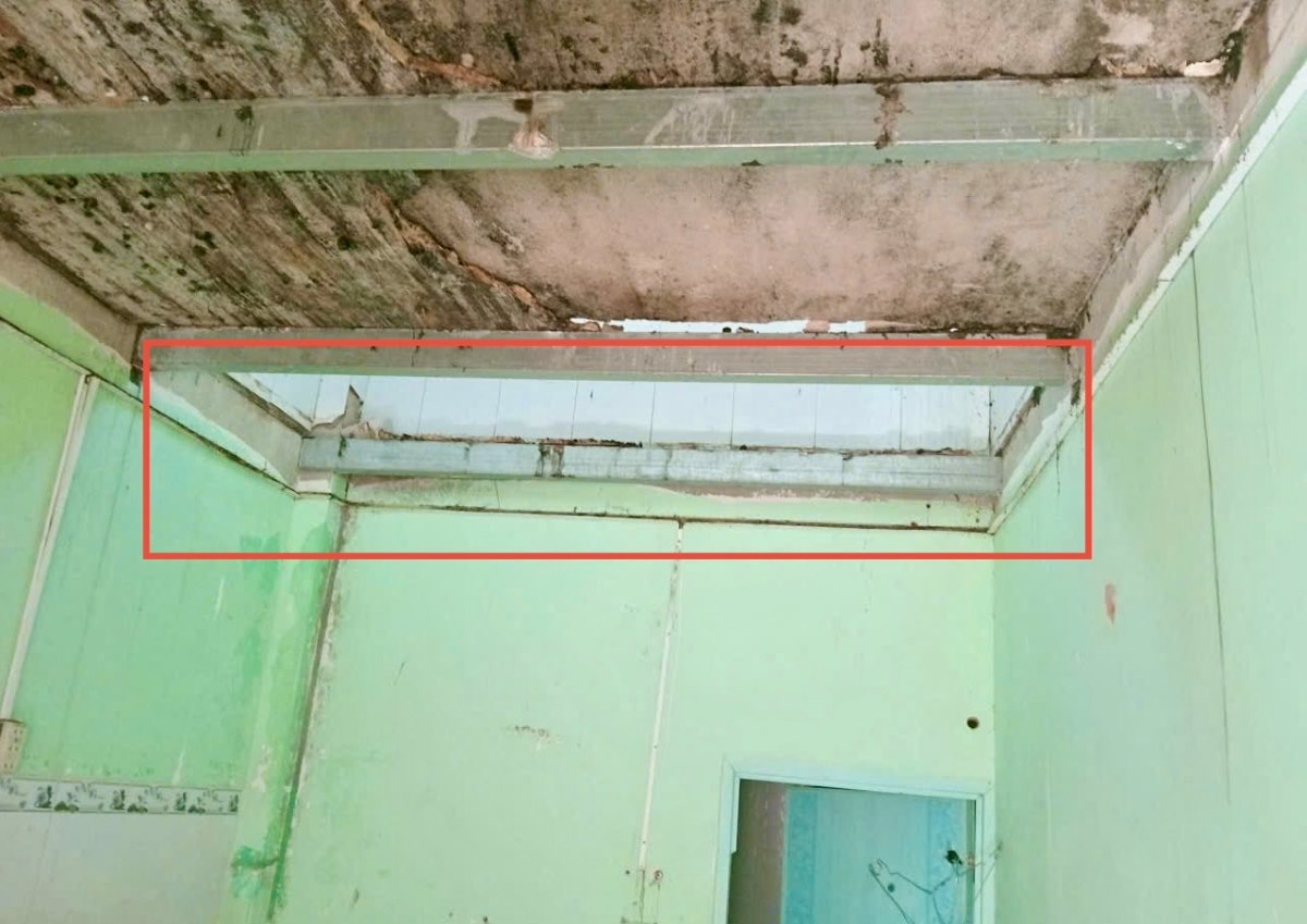 Vị trí sàn trên gác bị sập khi 2 mẹ con đang dọn dẹp căn nhà. Ảnh: Duy Tuấn