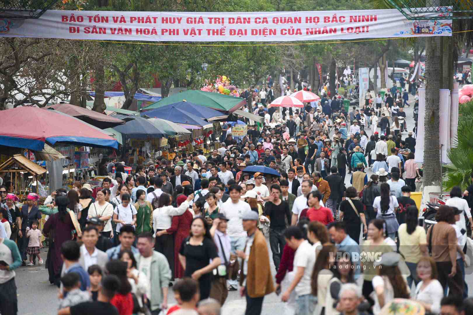 Hàng vạn du khách đến với hội Lim 2026. Ảnh: Vân Trường