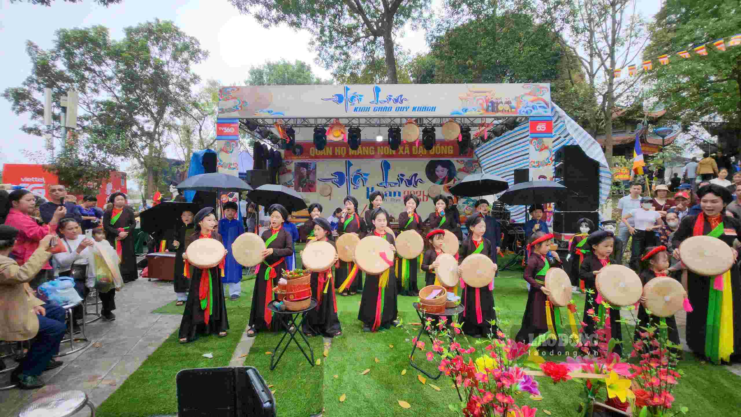 Các liền chị “nhí” hát quan họ tại hội Lim 2026 thu hút sự quan tâm của đông đảo du khách. Ảnh: Vân Trường