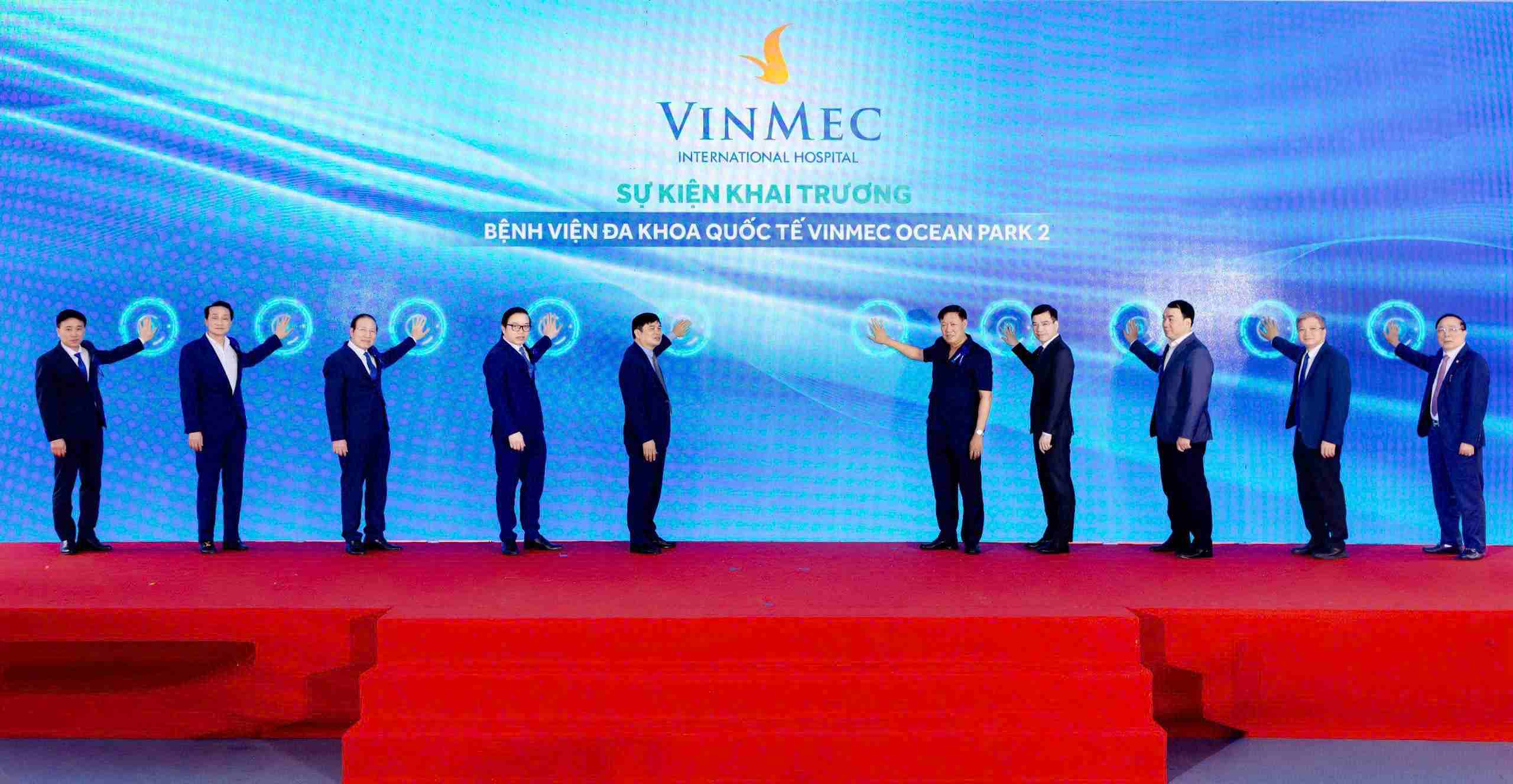 Thứ trưởng Bộ Y tế Đỗ Xuân Tuyên cùng các đại biểu bấm nút khai trương Bệnh viện. Ảnh: Trần Loan 