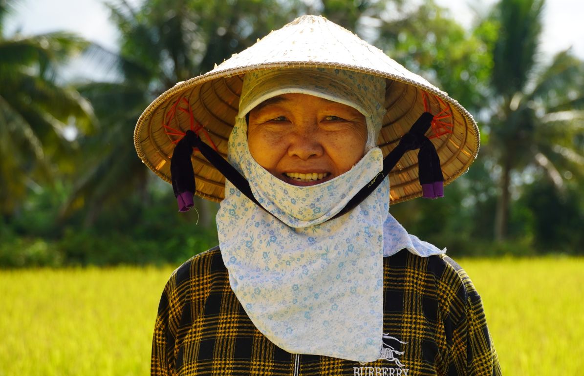 Bà Mai chia sẻ kinh nghiệm canh tác lúa ST25 hơn 20 năm gắn bó. Ảnh: Phương Anh