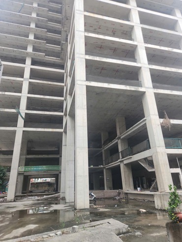 Nhà 28 tầng bỏ hoang giữa “đất vàng” Láng Hạ, Hà Nội. Ảnh: Minh Hạnh 