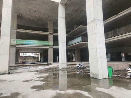 Nhà 28 tầng bỏ hoang nhiều năm trên “đất vàng” Láng Hạ. Ảnh: Minh Hạnh 