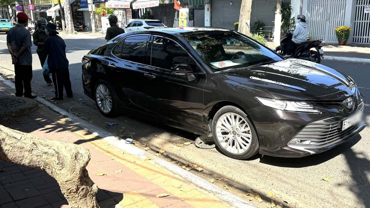 Scene of the accident between a car and a pedestrian, killing one person. Photo: Thanh An