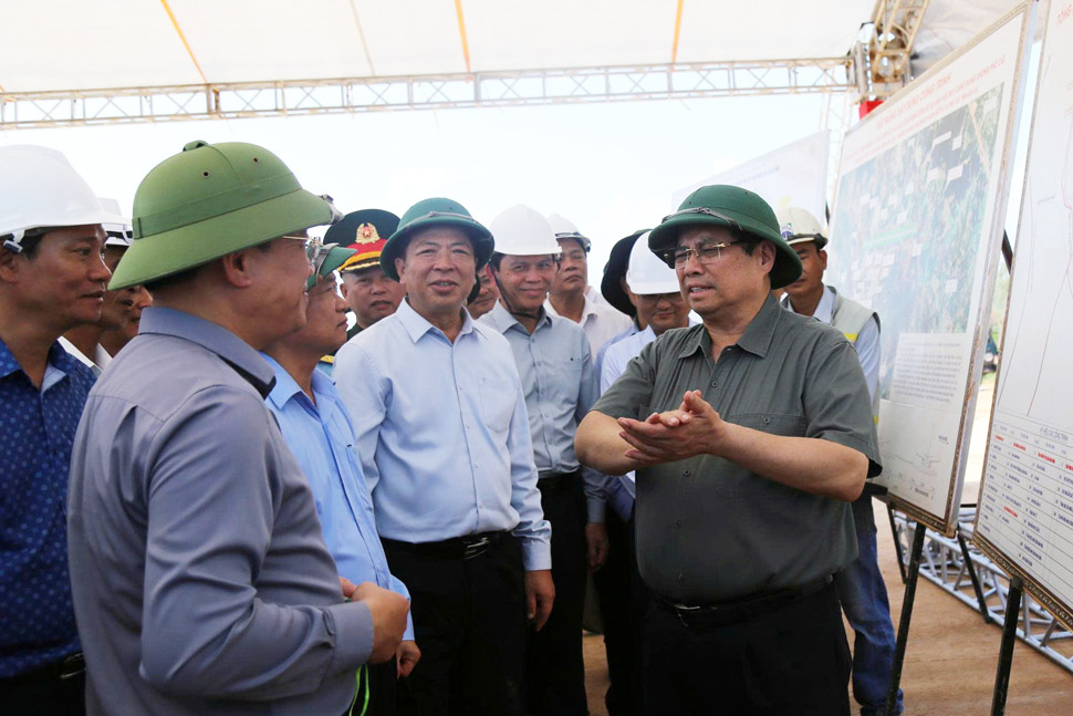 Thủ tướng Phạm Minh Chính chỉ đạo về tiến độ thi công dự án. Ảnh: Hoài Phương