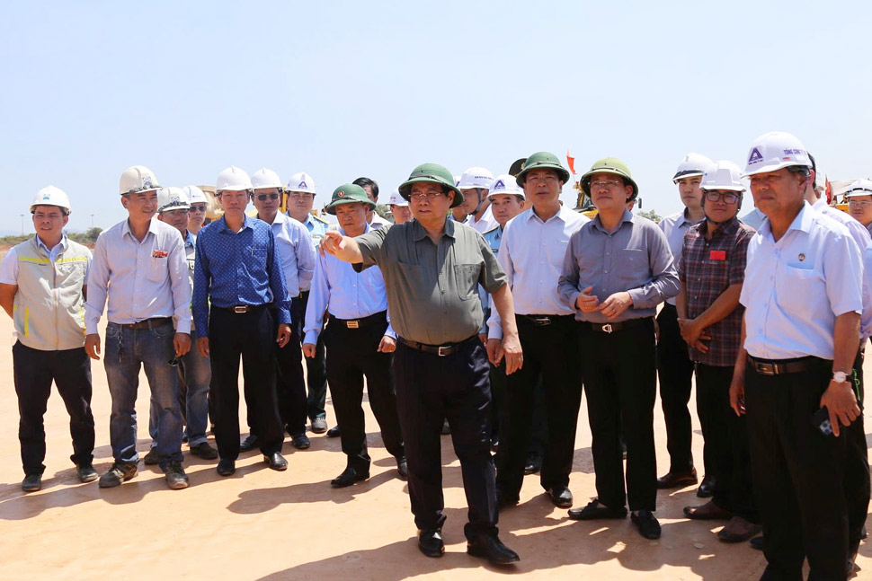 Thủ tướng Chính phủ Phạm Minh Chính kiểm tra hiện trường dự án. Ảnh: Hoài Phương