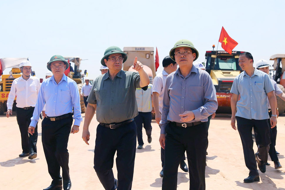 Prime Minister Pham Minh Chinh inspects the Project to build runway No. 2 and synchronous works at Phu Cat airport (Gia Lai). Photo: Hoai Phuong