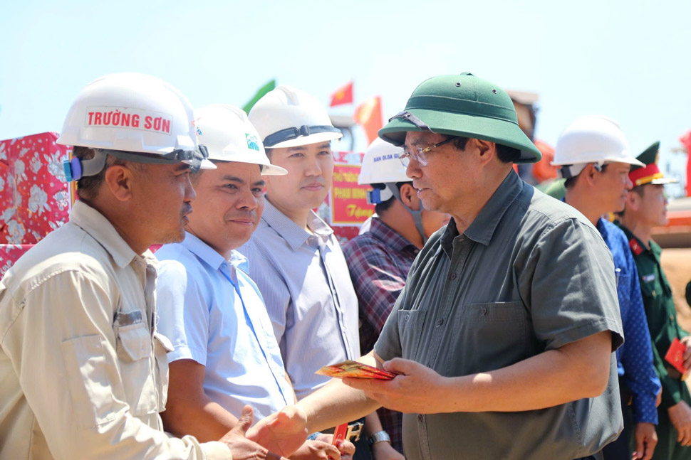 Thủ tướng Phạm Minh Chính lì xì đầu năm mới, động viên tinh thần các kỹ sư, công nhân tại dự án. Ảnh: Hoài Phương