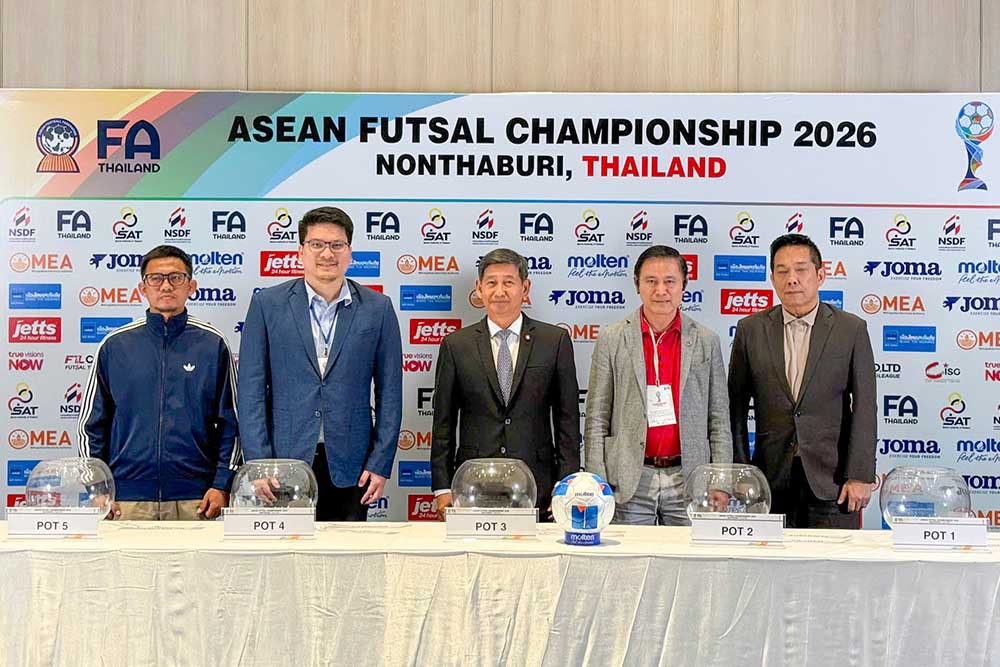Vice President of the Vietnam Football Federation Tran Anh Tu (2nd from right) attends the draw ceremony. Photo: VFF