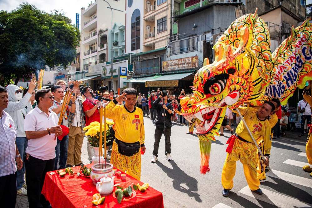  Cộng đồng người Hoa có 5 ngôn ngữ. Đoàn diễu hành đi qua 5 Hội quán tượng trưng cho sự đoàn kết của cả cộng đồng.
