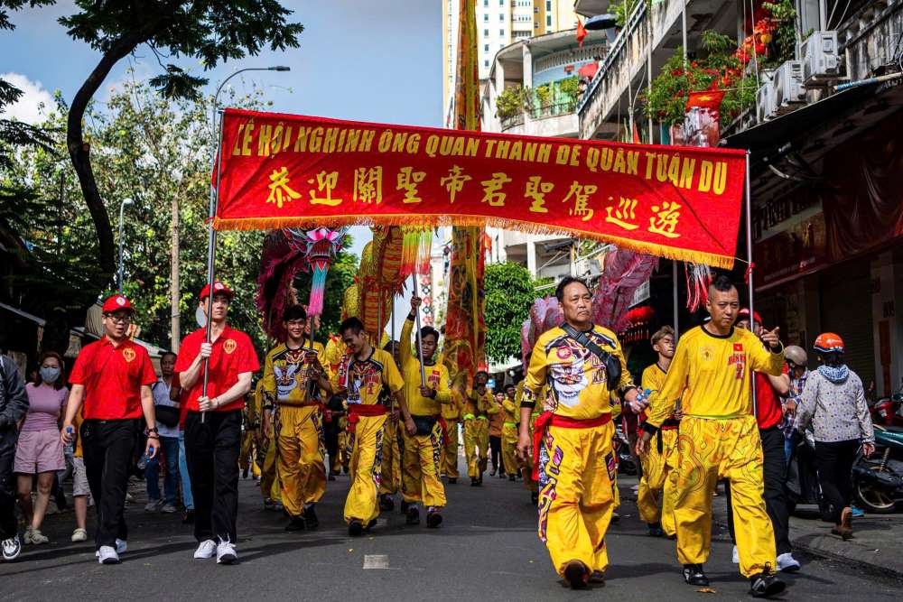 kiệu Ông rời Hội quán Nghĩa An, bắt đầu lộ trình đi qua các tuyến phố huyết mạch của Quận 5 như Nguyễn Trãi, Trần Hưng Đạo, Hải Thượng Lãn Ông...