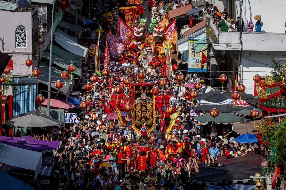 Ngay từ 7h sáng, khuôn viên Hội quán Nghĩa An (đường Nguyễn Trãi) đã chật kín người dân và du khách. Đây là điểm khởi hành của đoàn diễu hành trong lộ trình đi qua các trục đường chính của khu Chợ Lớn để người dân chiêm bái.