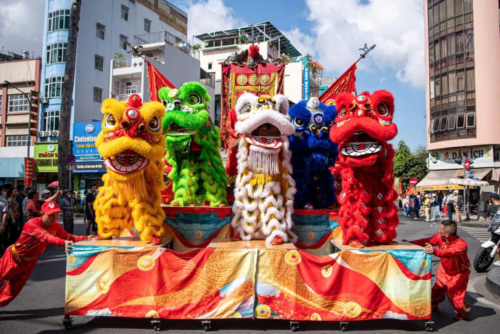  Các đoàn lân sư rồng thi nhau biểu diễn, đây cũng là nét truyền thống của cộng đồng người Hoa tại TPHCM.