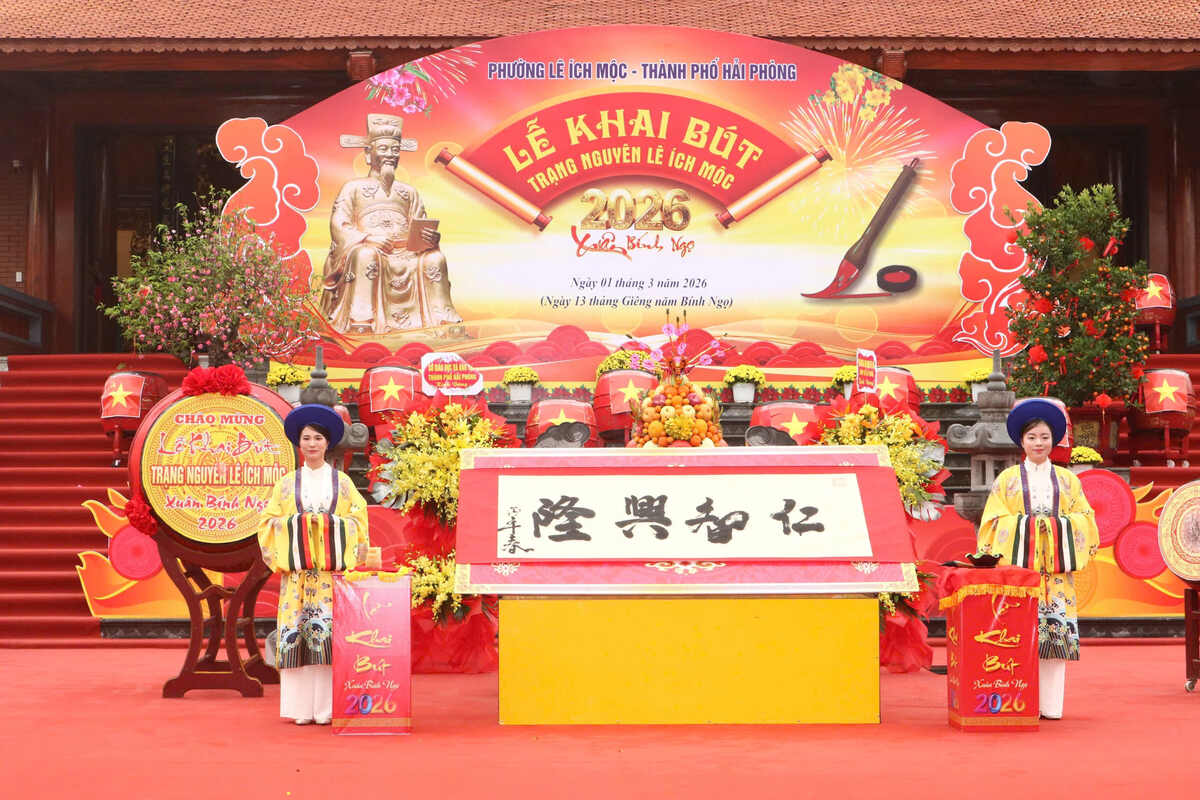 Bức Đại tự Nhân Trí Hưng Long do Nhà thư pháp Lê Anh Châu thực hiện. Ảnh: Minh Khuê