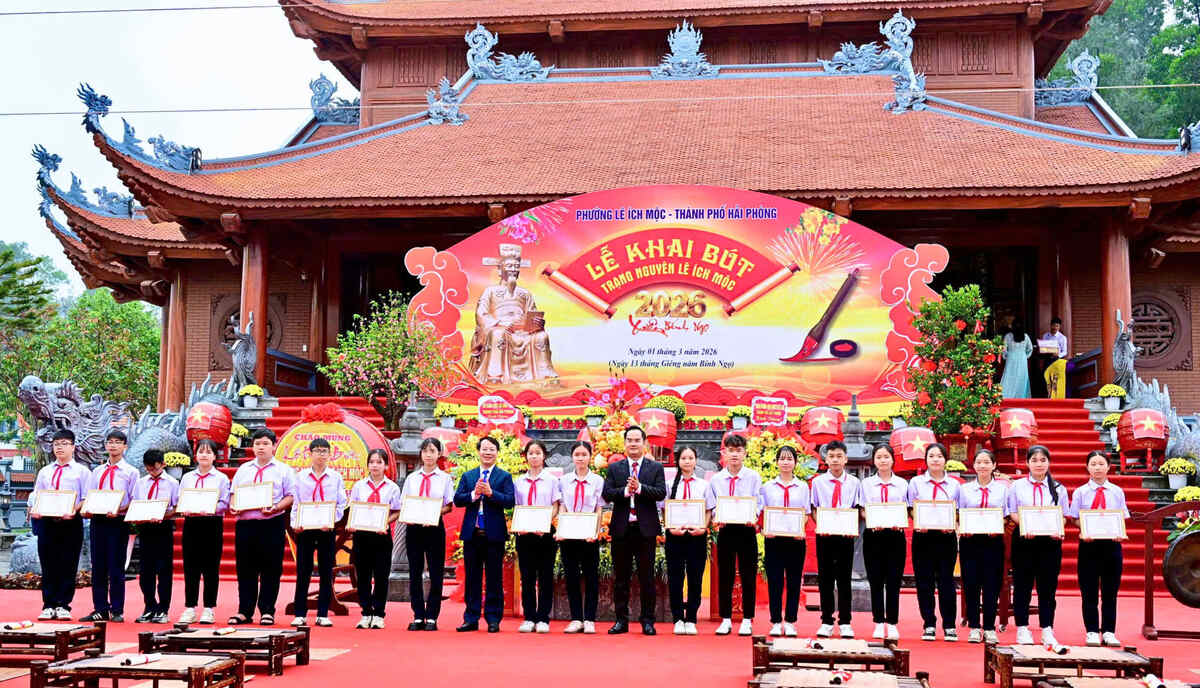 Phường Lê Ích Mộc biểu dương giáo viên, học sinh có thành tích trong các kì thi học sinh giỏi cấp thành phố. Ảnh: Minh Khuê