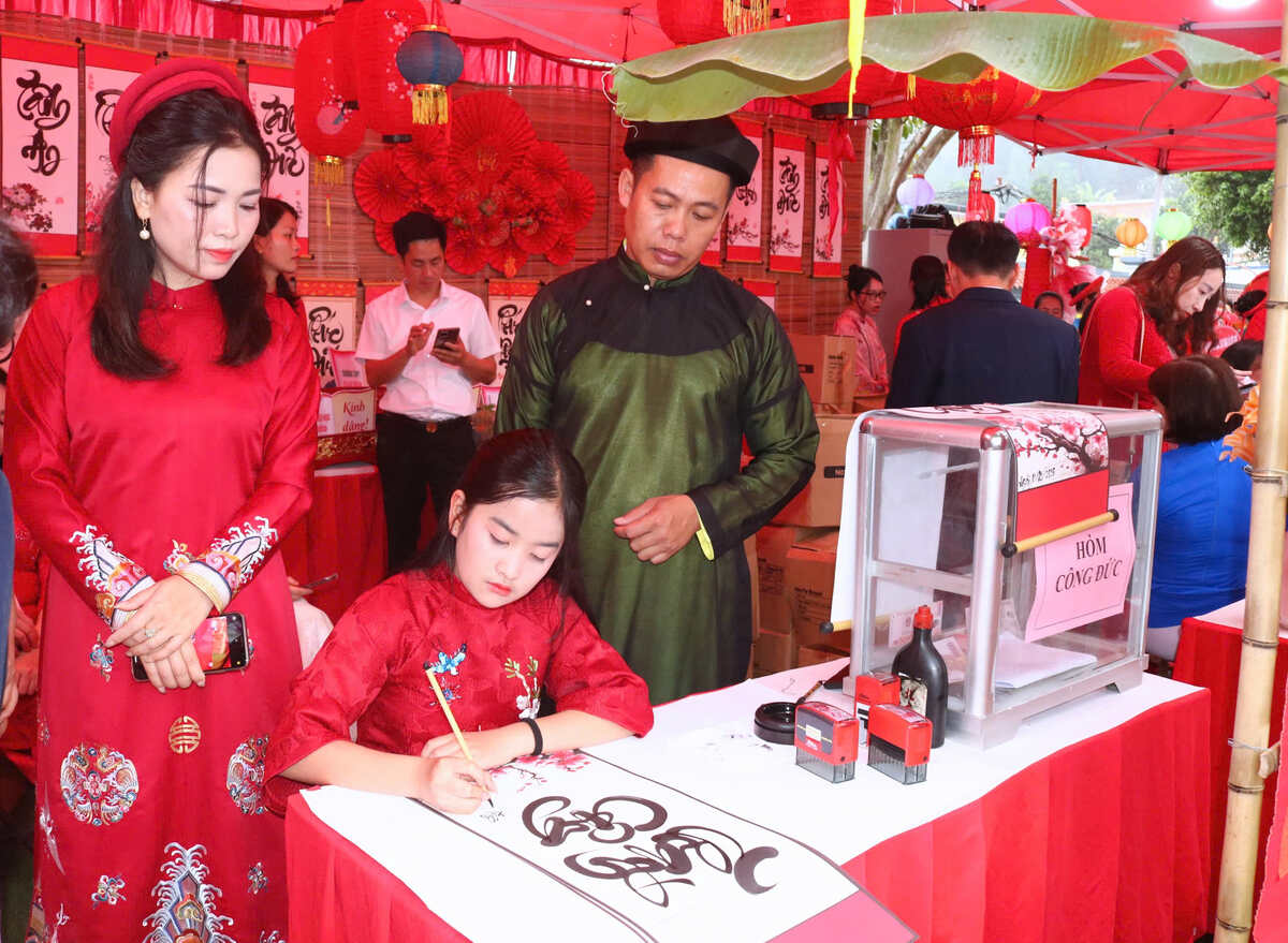 Người dân, học sinh, sinh viên khai bút đầu năm tại chương trình. Ảnh: Minh Khuê