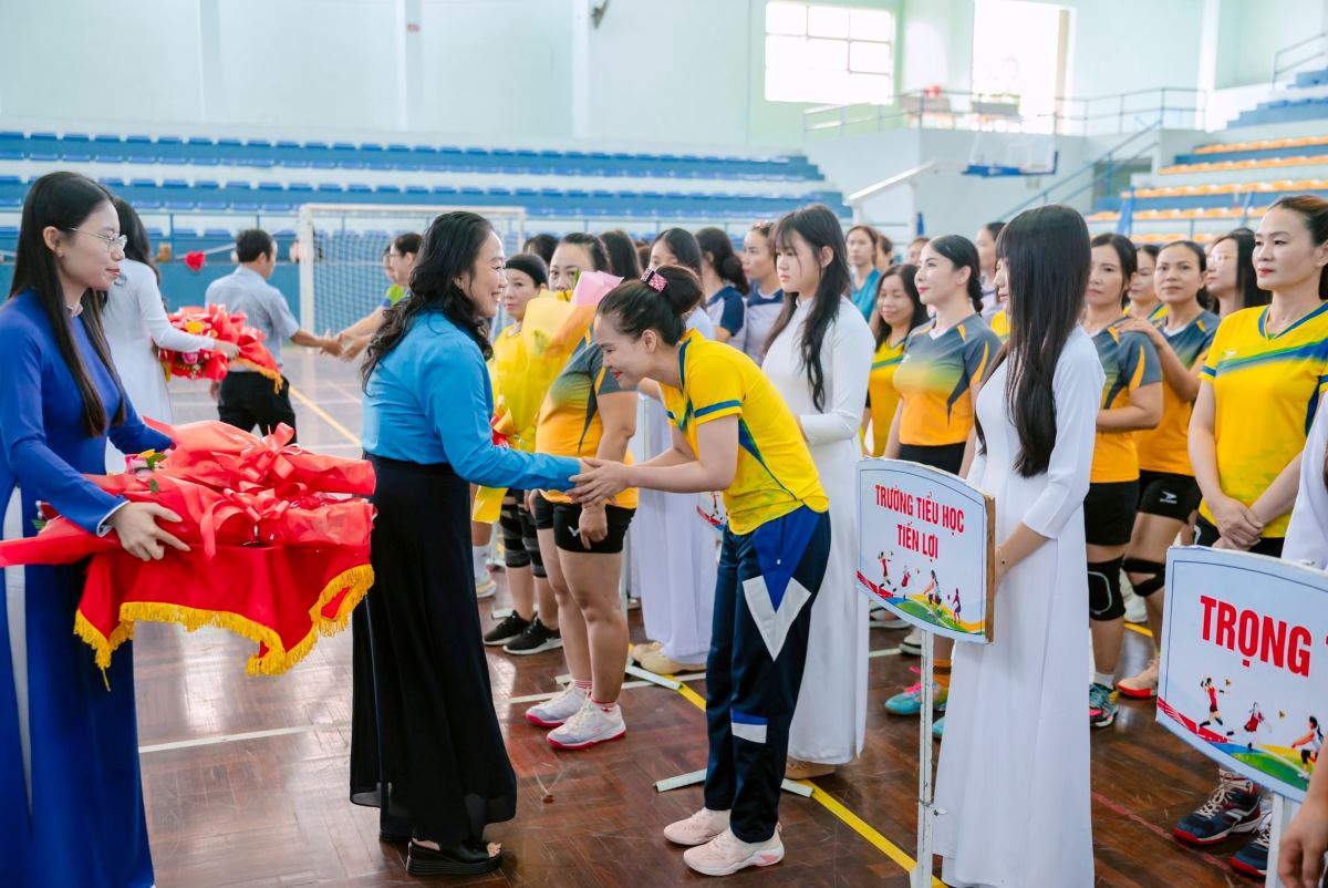 Chủ tịch Công đoàn phường Bình Thuận trao hoa cho các đội thi đấu. Ảnh: Công đoàn cơ sở