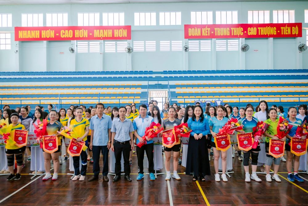 Các đội thi đấu được nhận hoa từ Ban tổ chức. Ảnh: Phạm Duy