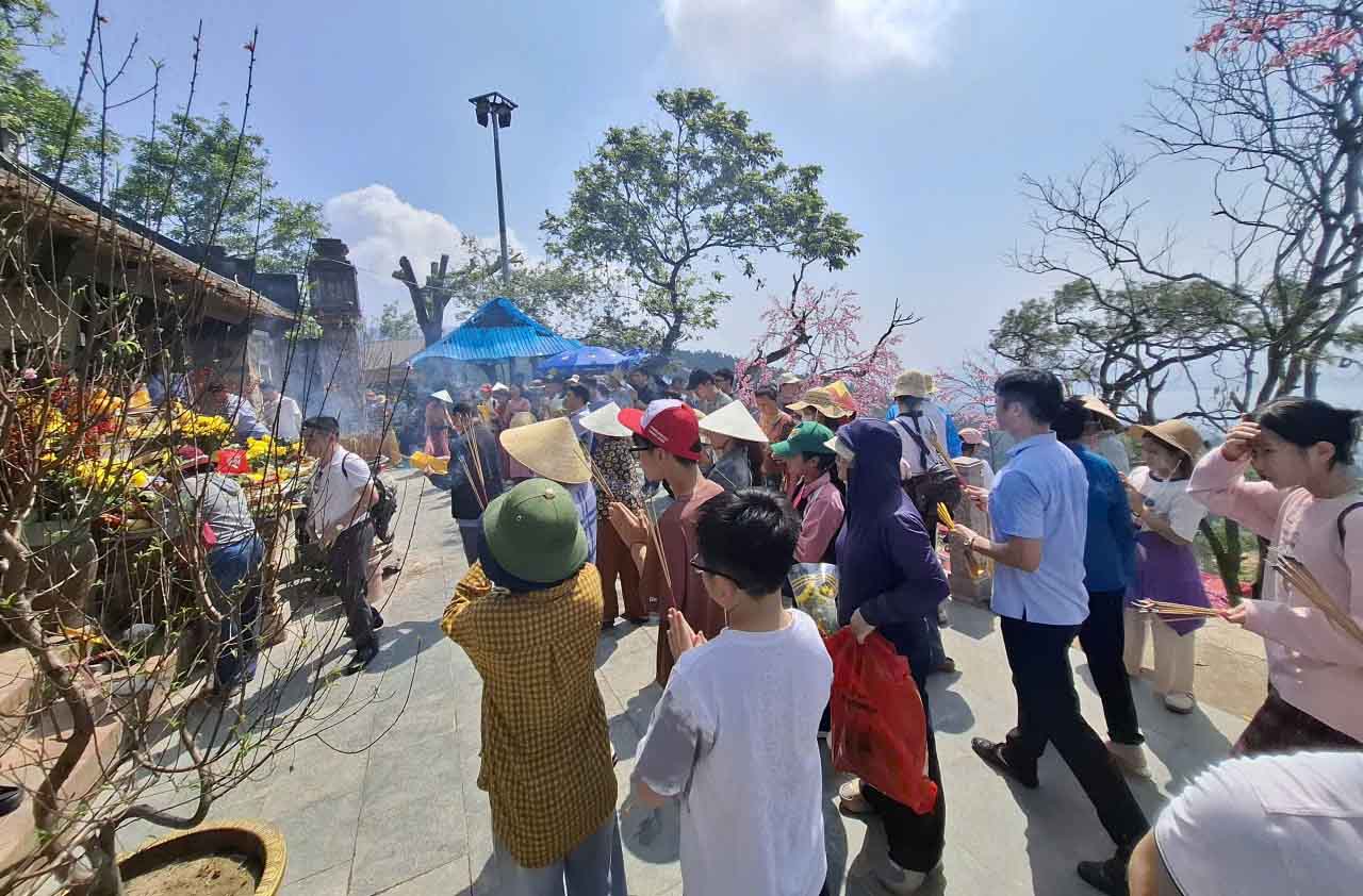 Nhiều người không quản nắng nóng vẫn đứng giữa trời dâng hương cầu may. Ảnh: Trần Tuấn