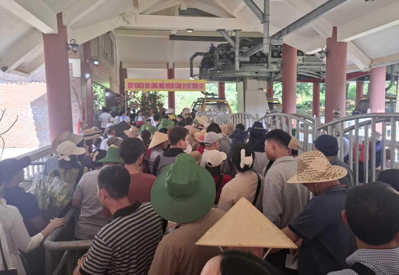 Nắng nóng nên những lúc chen chúc thế này rất mệt. Ảnh: Trần Tuấn