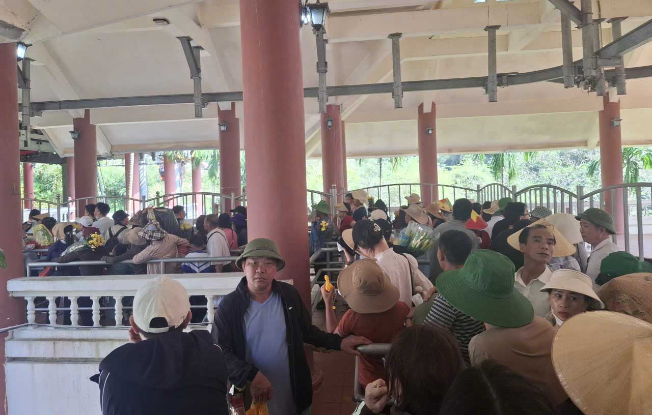 Dòng người xếp hàng ở lối vào cáp treo. Ảnh: Trần Tuấn