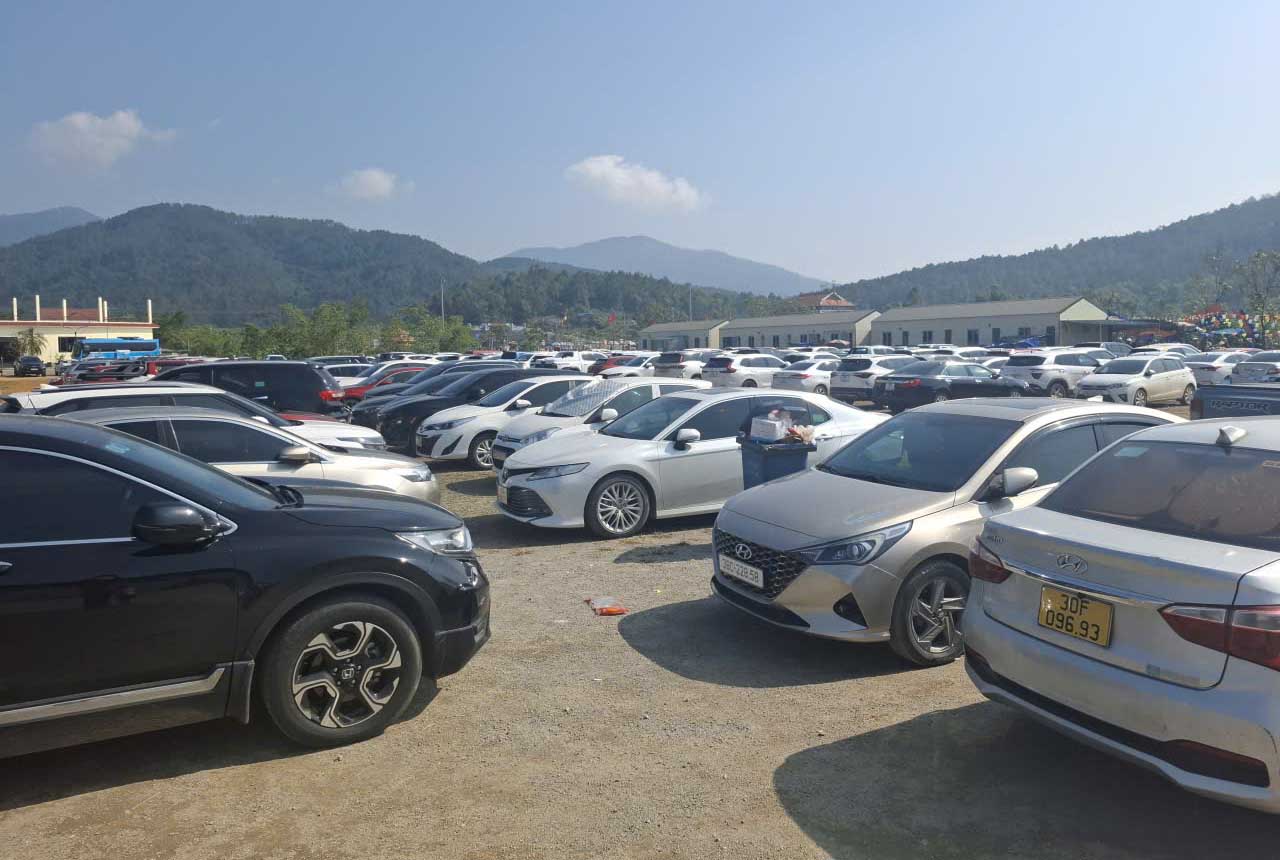 Nhiều ô tô của du khách ở bãi đậu xe. Ảnh: Trần Tuấn