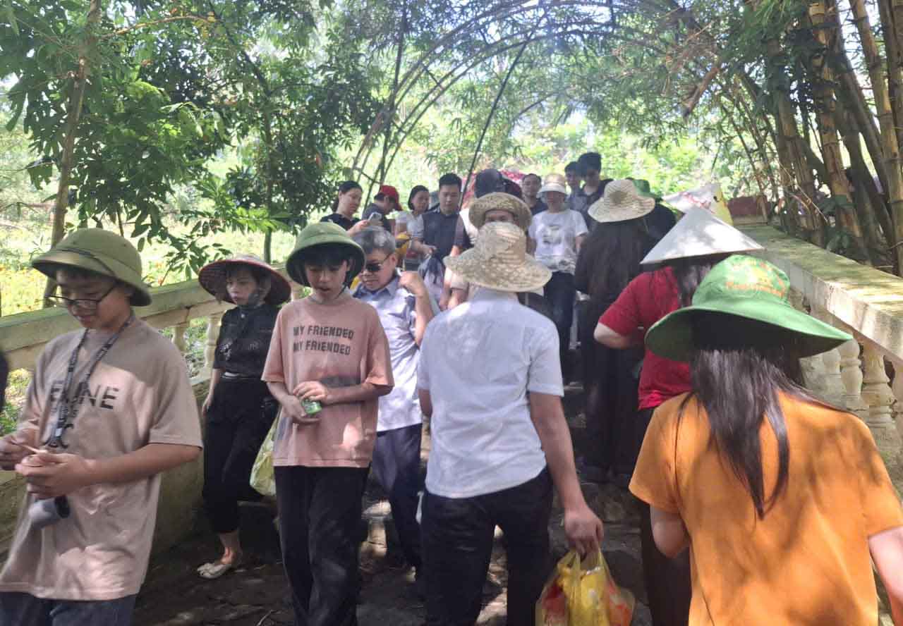 Lối lên, xuống cáp treo luôn đông đúng. Ảnh: Trần Tuấn