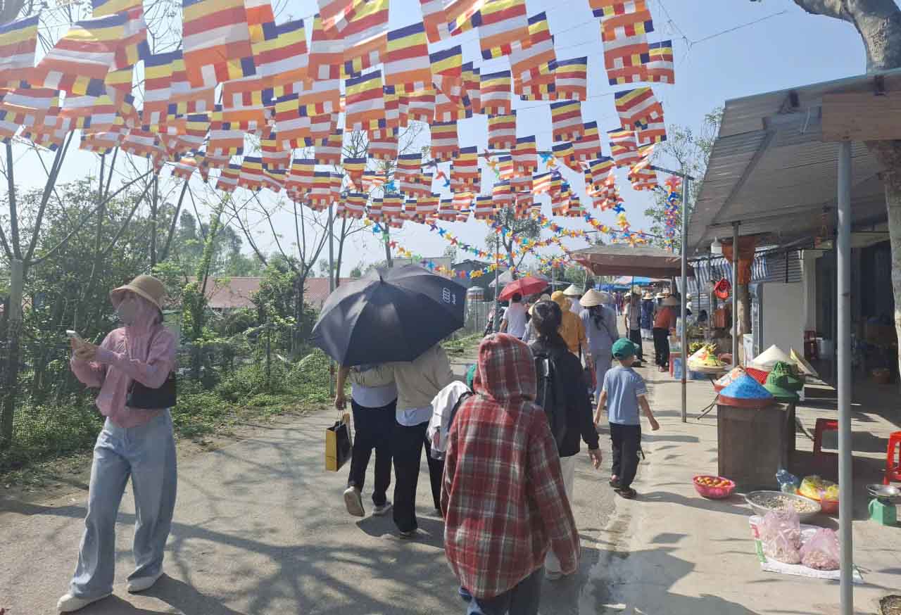 Nhiều người về chùa Hương Tích du xuân. Ảnh: Trần Tuấn