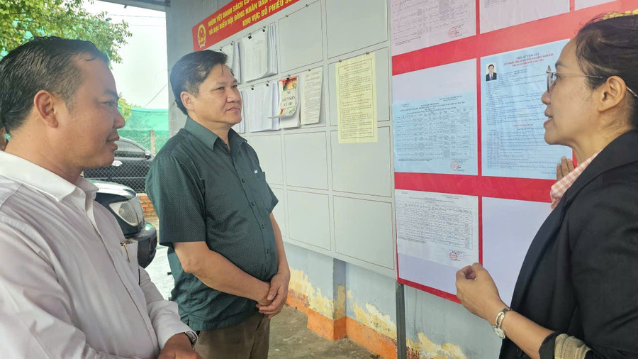 Mr. Truong Van Dat - Standing Vice Chairman of Gia Lai Provincial People's Council supervises election work at the grassroots level. Photo: Duc Hai