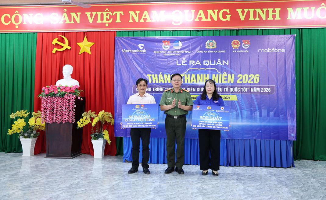 Trao quà tại Lễ ra quân Tháng Thanh niên. Ảnh: Vũ Tiến