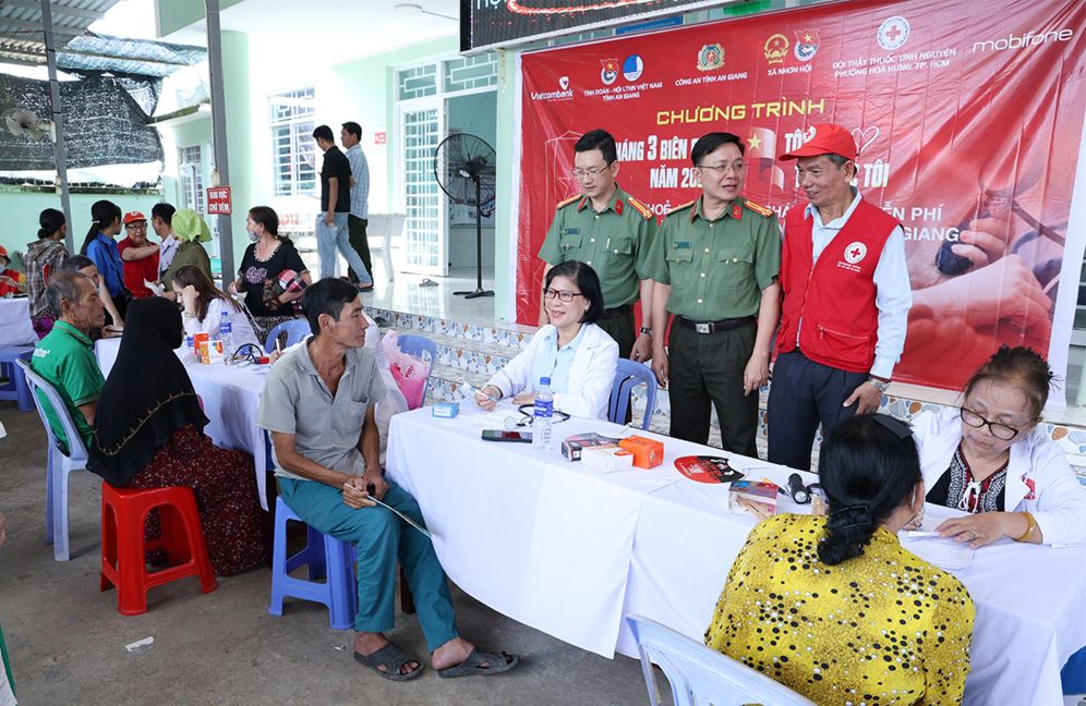 Khám bệnh, cấp thuốc miễn phí. Ảnh: Vũ Tiến