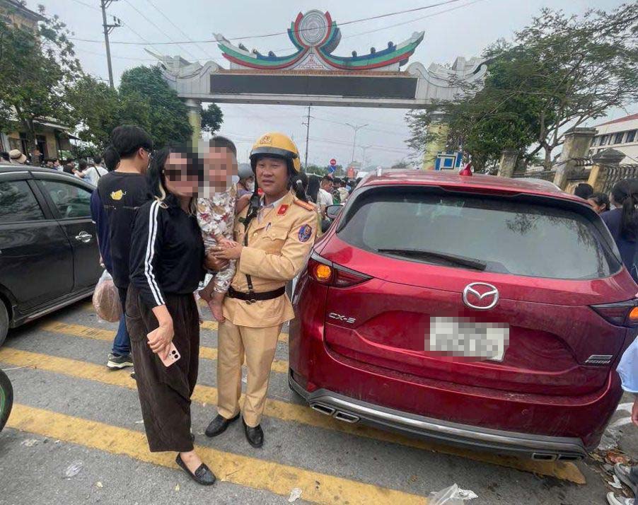 The traffic police force of Bac Ninh Provincial Police rescued the baby safely. Photo: Traffic Police Department of Bac Ninh Provincial Police
