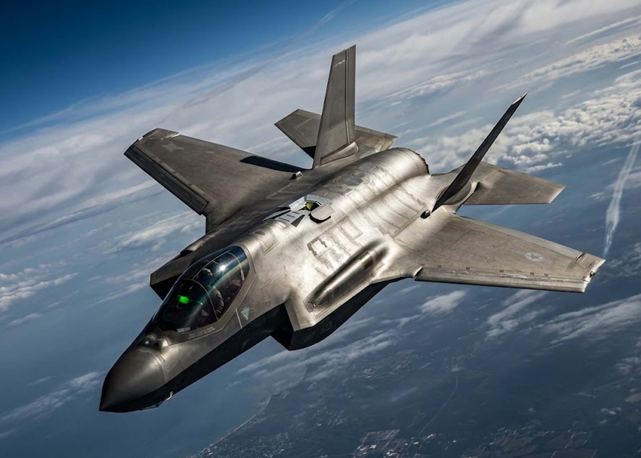 인공 지능으로 강화된 전투 식별 시연 중인 F-35 전투기. 그래픽: 깟띠엔