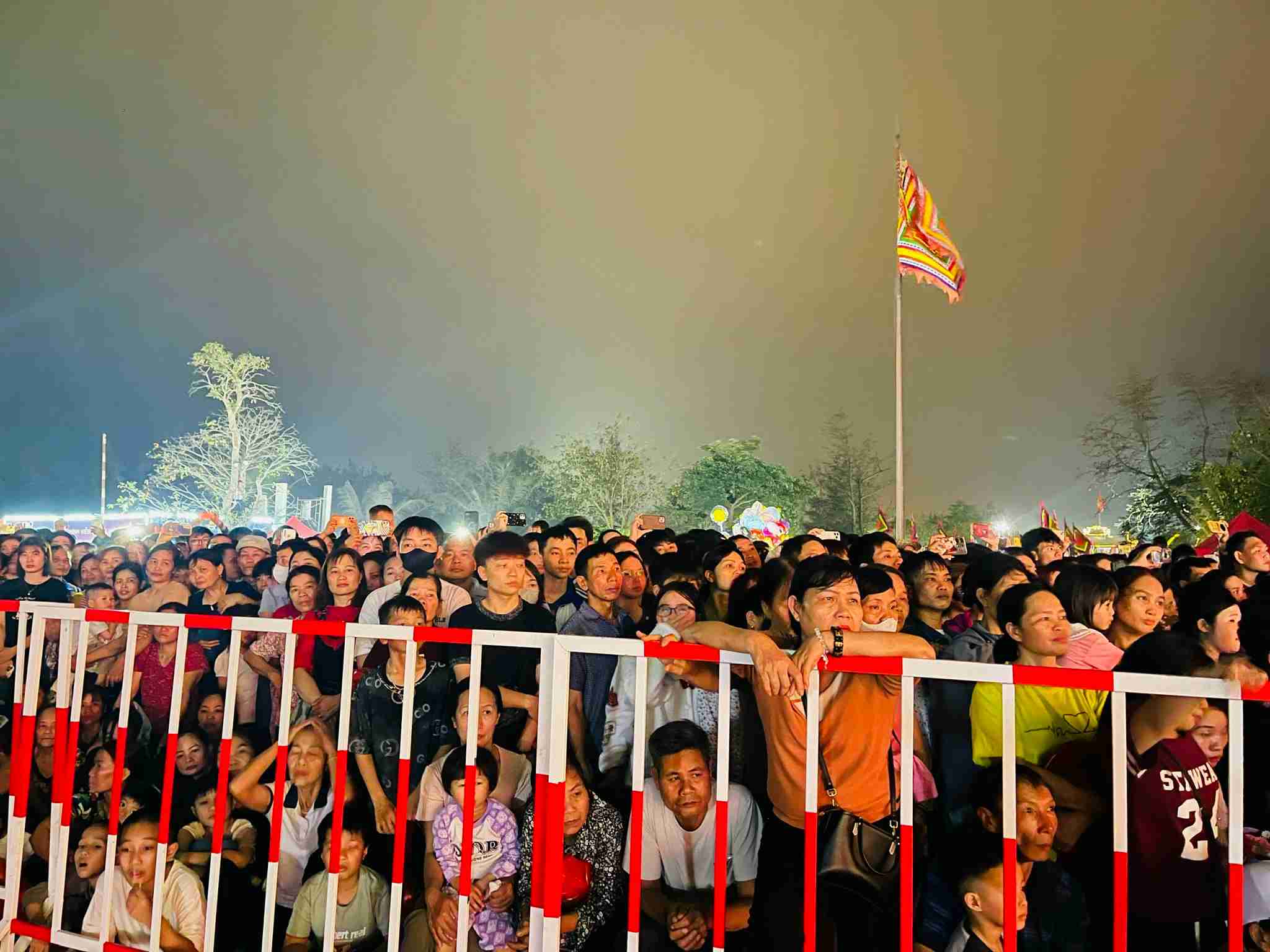 Crowds of people and tourists attend the opening ceremony of the Tran Temple festival in Long Hung. Photo: Mai Huong